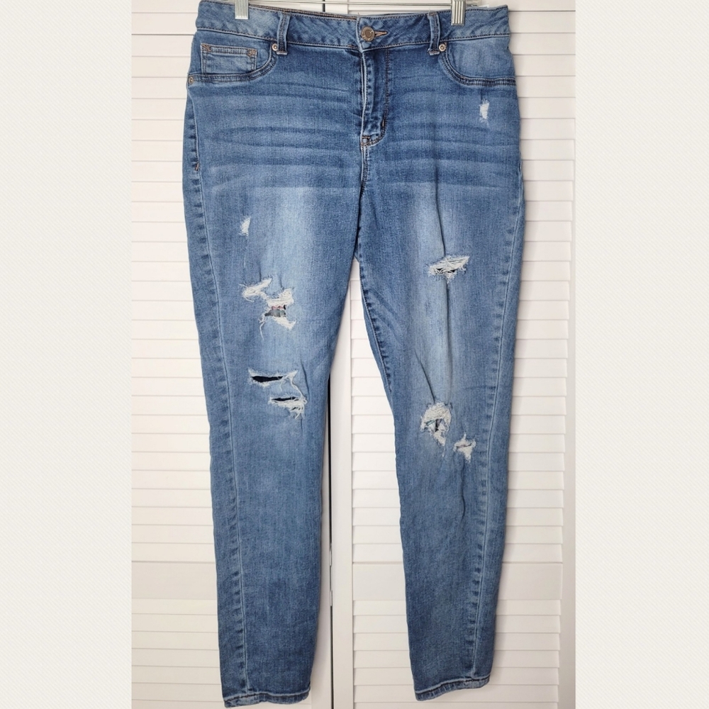 Maurices Skinny Leg Distressed & Patched High Rise Jeggings size large